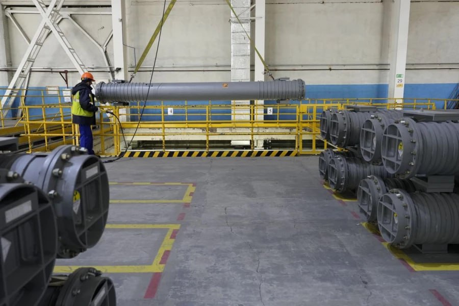 Топливный дивизион Росатома поставил в Индию ядерное топливо для стартовой загрузки энергоблока 3 АЭС Куданкулам Поставку ядерного топлива для стартовой загрузки активной зоны реактора ВВЭР 1000 выполнили в рамках контракта на топливообеспечение энергоблоков второй очереди АЭС Куданкулам 3 и 4 на весь срок эксплуатации начиная со стартовой загрузки Мощности второй очереди АЭС Куданкулам станут первыми в истории энергоблоками ВВЭР 1000 которые будут запущены сразу в 18 месячном топливном цикле Подробнее   Подпишись на MASHNEWS