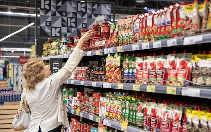 Продажи продуктов питания в России впервые за долгое время начали сокращаться в натуральном выражении то есть в штуках килограммах литрах В сентябре октябре такой спад составил 5 год к году и затронул большинство товарных категорий Продажи молока упали на 8 риса на 10 гречки и свинины на 9 Несмотря на сокращение продаж с начала 2024 года говядина выросла в цене на 26 молоко на 25 ржаной хлеб на 24 картофель на 38 Гуд Афтенун Новости