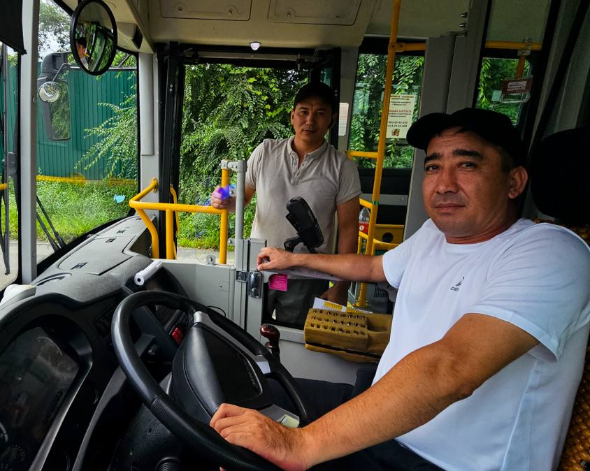 Владивосток поднял минимальную зарплату водителей автобусов до 120 тысяч рублей Во Владивостоке муниципальный перевозчик ВПОПАТ 1 повысил минимальную зарплату водителей автобусов до 120 000 рублей в месяц на 20 больше чем неделю назад Ещё недавно в объявлениях предлагали от 100 тысяч но дефицит кадров заставил администрацию города вновь поднять ставки За последние полтора года минимальная оплата труда в отрасли выросла вдвое Сейчас средняя зарплата водителей ВПОПАТ достигает 140 150 тысяч рублей и власти обещают дальнейший рост Несмотря на поступление новых белорусских автобусов мэрия закрывает лишь около 76 рейсов нехватка шофёров остаётся серьёзной проблемой Реклама Подписывайтесь на NEWSVL