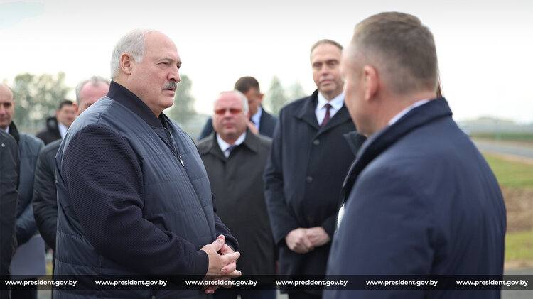 Меньше говорить больше делать Президент начал рабочую поездку с конкретного совета руководителям государственных органов Губернатор доложил Александру Лукашенко сев озимых в Минской области завершен Отметил Глава государства и рекордный намолот Минщины на этом уровне нужно закрепиться Акцент нужно сделать на Слуцком районе там есть где поработать Подписаться на канал