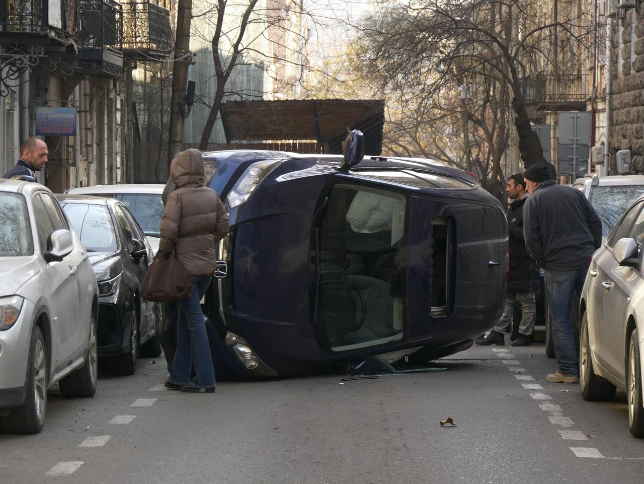 Автомобиль перевернулся на улице Грибоедова в Тбилиси  О происшествии сообщил читатель Paper Kartuli. По его словам, машина зацепилась за крыло внедорожника, припаркованного у дома по адресу: Грибоедова, 25.   Инцидент произошел днем 31 января. Другие припаркованные рядом автомобили не пострадали. Прибывшие на место полицейские вызвали специалистов, которые поставили машину на колеса.    Фото: Захар Лисицын       инстаграм   фейсбук Paper Kartuli