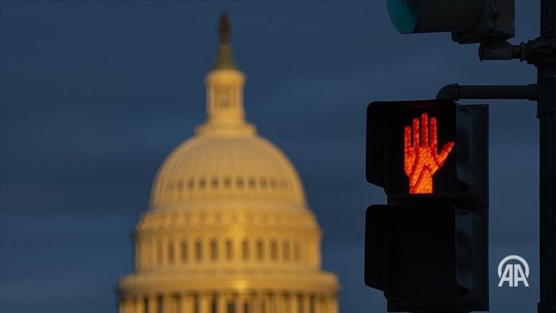 Министр финансов США Скотт Бессент заявил что закрытие федерального правительства government shutdown может стоить экономике страны до 15 миллиардов долларов в день Министр отметив что политика президента США Дональда Трампа стимулирует инвестиции в Америке заявил Единственное что нас здесь сдерживает это закрытие правительства На вопрос о том наносит ли закрытие ущерб экономике Бессент ответил Я видел цифры которые свидетельствуют о том что оно начинает наносить ущерб экономике возможно до 15 миллиардов долларов в день Подробнее на нашем сайте v aa com tr 3718158 24 7 в сутки с Агентством Анадолу