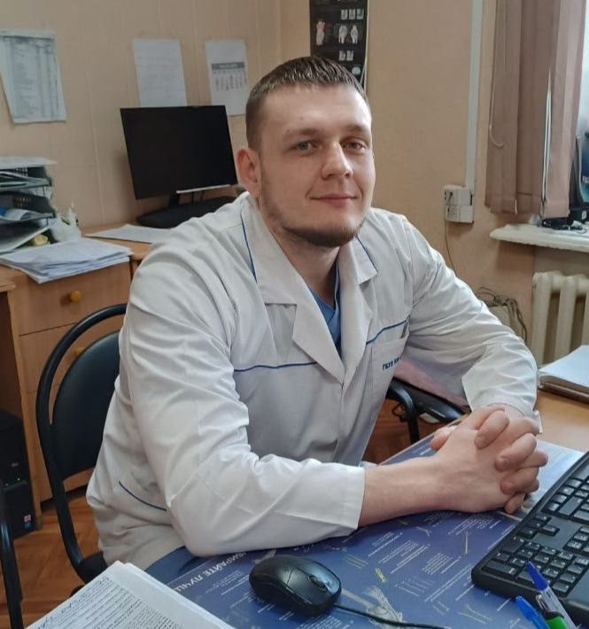 Специалисты Прокопьевского ортопедо хирургического центра спасли мужчину получившего серьезные травмы в ДТП В результате аварии у пациента обнаружили вывихи четвертого шейного позвонка и акромиального конца ключицы Мужчине провели терапию в реанимационном отделении чтобы вывести из шокового состояния Затем выполнили сложную операцию межтеловой спондилодез Установили титановую пластину которая зафиксировала позвонки предотвратив повреждение спинного мозга и утрату двигательной функции конечностей Следующим этапом травматологи устранили вывих ключицы установив титановую пластины Мужчину выписали из стационара он проходит курс реабилитации Врачи отмечают что у него хорошие шансы на восстановление качества жизни