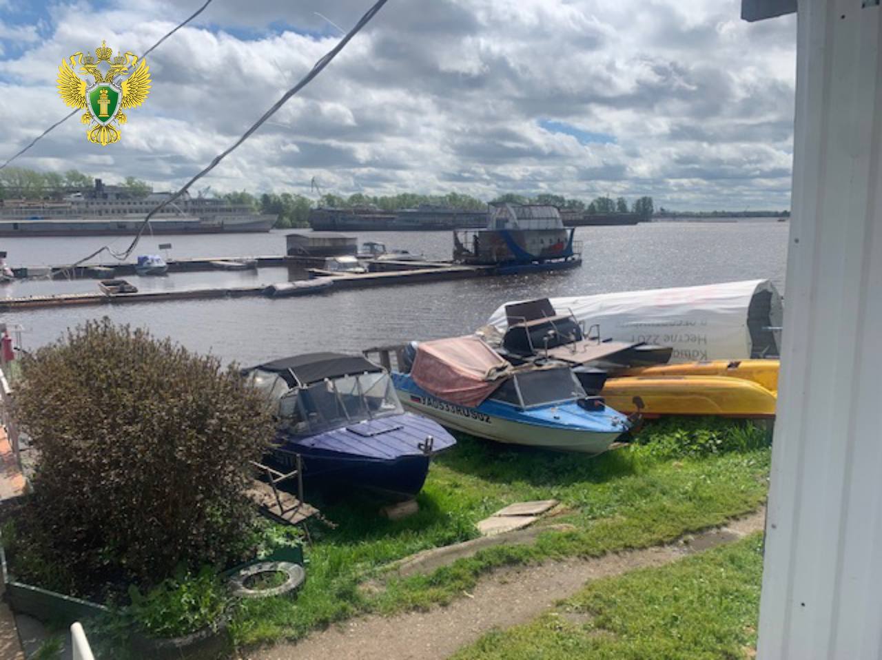 В Пермском крае после вмешательства транспортной прокуратуры стоянка маломерных судов стала безопасной Пермской транспортной прокуратурой проведена исполнения требований законодательства при эксплуатации баз-стоянок для маломерных судов. Установлено, что на р. Кама в г. Пермь организована стоянка для маломерных судов, владельцем которой не обеспечено соблюдение требований по контролю за гидрометеорологической и навигационной обстановкой, за выпуском судов в акваторию реки, требований противопожарной безопасности и локализации аварийных разливов нефтепродуктов. Также установлено, что спасательные круги являются непригодными для использования, пирсы должным образом не освещены. В целях устранения нарушений владельцу базы внесено представление. Благодаря вмешательству надзорного ведомства установлены габаритные огни на понтонах, база стоянка оснащена новыми спасательными кругами, оборудована противопожарными средствами, организовано место для заправки судов, размещены стенды с метеорологическими данными. Аналогичные проверки продолжаются во всех субъектах Уральского транспортного региона.