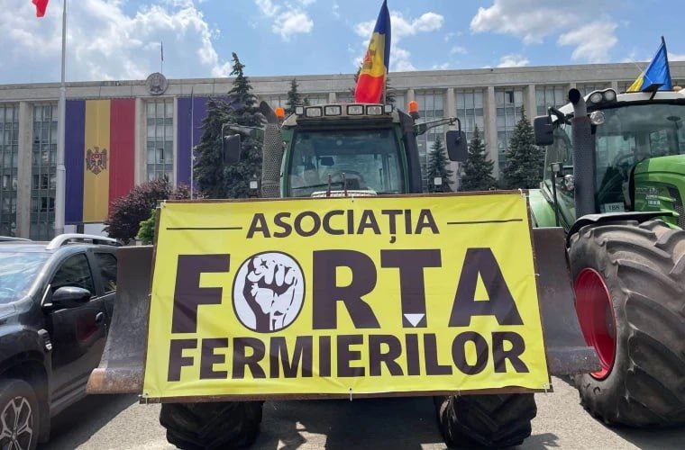 Сила фермеров раскритиковала назначение Катлабуги Глава организации Сила фермеров Александр Бэдэрэу заявил что решение оставить Людмилу Катлабугу в новом правительстве было принято без консультаций с фермерами и профильными ассоциациями Он убеждён что министром должен быть человек который понимает реальные проблемы отрасли По словам Бэдэрэу опыт последних лет показал что политические назначения без обсуждения с профессиональным сообществом приводят к ошибочным решениям и провалам в поддержке сектора Сельское хозяйство переживает кризис и остаётся без должной поддержки несмотря на многолетние обращения аграриев