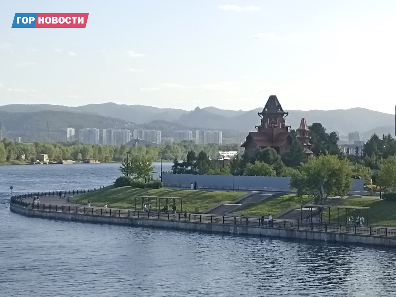 На Стрелке началось строительство кафедрального собора Рождества Пресвятой Богородицы  Пока ограждение появилось лишь на небольшом участке рядом с достраивающимся храмом Иоакима и Анны. Когда же начнутся основные работы – пока неизвестно.  Напомним, Богородице-Рождественский собор планируют возвести к 400-летию Красноярска в 2028 году. Новое святилище хотят построить взамен разрушенного в 1936 году.  Фото: Михаил Шуклин