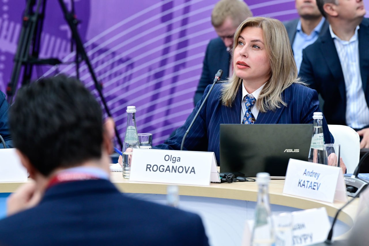 На площадке ТЭД заместитель генерального директора РЭА Минэнерго России Ольга Роганова представила участникам откровенных разговоров о возобновляемой энергетике тенденции развития ВИЭ в России Возобновляемая энергетика в мире действительно развивается быстрыми темпами при этом в России ВИЭ вырабатывают относительно небольшой объем энергии порядка 219 миллиардов кВт ч в 2024 году преимущественно в гидроэнергетике Мы прогнозируем общий рост возобновляемой энергетики в нашей стране причем доля других видов ВИЭ без учета крупных ГЭС увеличится до 4 5 обеспечив рост на 124 по сравнению с уровнем 2024 го В основном это относится к энергосистемам Юга России Средней Волги и Дальнего Востока Среди перспективных направлений представитель Агентства выделила интеграцию солнечных панелей в здания и сооружения а также развитие ветропарков включая небольшие установки у потребителей которые будут объединены в интеллектуальные сети с использованием накопителей Кроме того важным компонентом будущей энергосистемы с низким углеродным светом по словам спикера станут атомные станции малой мощности в регионах с неподходящими условиями для развития ВИЭ
