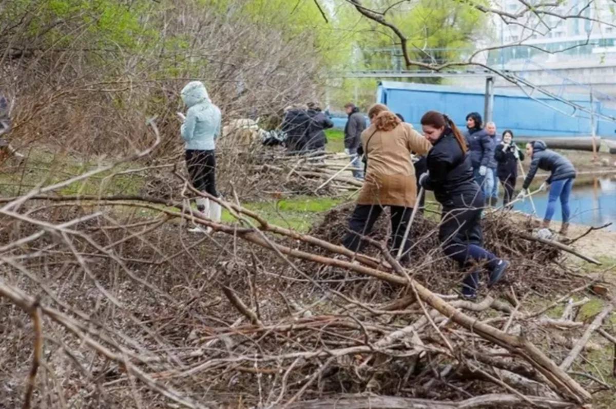 Весенний санитарный марафон начнется в Краснодаре с 3 марта.   В течение двух месяцев будут наводить порядок у водоемов, в лесополосах, парках, скверах, памятных местах, и каждый – возле своего дома. Традиционно в большой уборке принимают участие сотрудники администрации Краснодара, внутригородских и сельских округов, коллективы предприятий и учреждений, коммунальных служб и УК, представители общественных организаций и жители города.    В прошлом году за два месяца в субботниках поучаствовали почти 165 тысяч жителей.