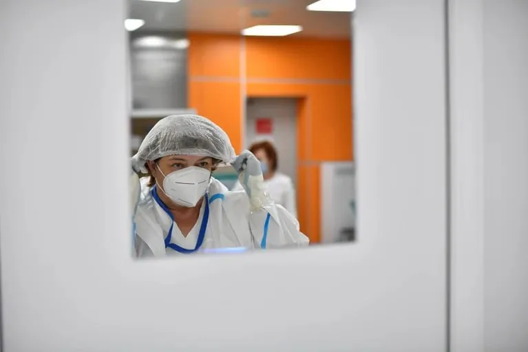 Минздрав хочет обновить перечень медицинских специальностей В России с 1 сентября могут появиться более 10 новых медицинских специальностей и должностей Информацию анонсировал Минздрав РФ 0   Как указано в проекте в перечень планируется включить например медицинскую биологию логопедию психологию физику эмбриологию медицинский массаж нейропсихологию нутрициологию физическую реабилитацию химическую экспертизу и эргореабилитацию При этом ряд специальностей предлагается исключить Речь идет о враче диабетологе офтальмологе протезисте городском районном педиатре подростковом психиатре сексопатологе сурдологе протезисте подростковом терапевте зоологе энтомологе фельдшере наркологе и ряде других Уточняется что функционал исключаемых должностей перейдет к более объемным специальностям Подписаться на truekpru Читать нас в MAКС