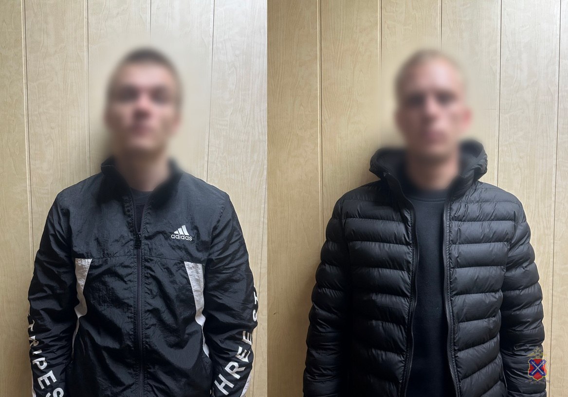В Красноармейском районе двое мужчин жестоко избили гостя из Санкт Петербурга и отобрали у него телефон Инцидент произошел у бара на проспекте Героев Сталинграда Со слов очевидцев мужчину со сломанной челюстью увезли в больницу Как передает источник редакции newsv1 знакомый с ситуацией потасовка началась из за сигареты Местные жители попросили у гостя сигарету тот поинтересовался неужели в районе есть проблемы с сигаретами а дальше началась драка Позже в полиции уточнили одному нападавшему 29 лет ранее судимому 23 года На них завели уголовное дело по статье Разбой совершенный группой лиц Состояние пострадавшего newsv1 уточняет в облздраве Фото ГУ МВД России по Волгоградской области
