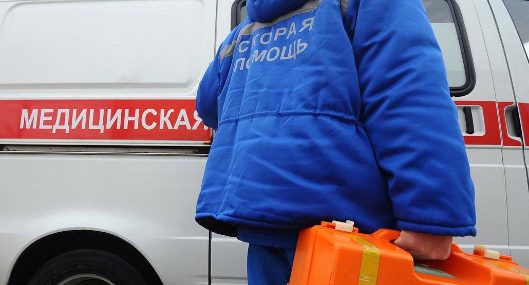 В России с 1 сентября фельдшеры и акушерки при нехватке специалистов или их временном отсутствии смогут исполнять обязанности лечащих врачей включая терапевтов педиатров и акушеров гинекологов Такая возможность заложена в новом приказе Минздрава В прошлом году дефицит врачей в России составлял 23 2 тыс человек среднего медперсонала 63 тыс человек Об этом говорил глава Минздрава Михаил Мурашко Встречала я супер специалистов со средним медицинским образованием многие опытные фельдшеры из бригад Скорой помощи ставят верный диагноз до того как отвезли пациента в больницу без рентгена диагностируют травмы говорят какое лечение назначит врач и оказываются правы Но нагрузки на них и без того запредельные поэтому люди уходят из профессии Нововведения можно объяснить общим дефицитом кадров в медицине Но корень проблемы кроется в недостаточном уровне зарплаты медицинских работников Схожую картину можно наблюдать и в системе образования а также правоохранительной системе Пока мы не решим проблему низких зарплат врачей учителей и полицейских мы так и будем продолжать сталкиваться с дефицитом кадров снижением качества услуг и общим недовольством в обществе