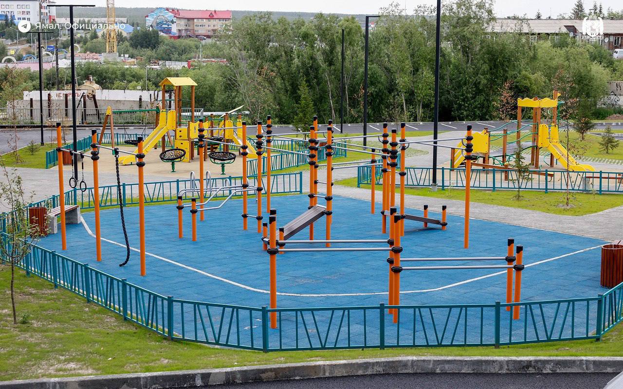 В Лабытнанги завершилось строительство многоквартирника    116 семей из аварийного фонда переедут в пятиэтажное здание на улице Комарова, 4.   В квартирах выполнена чистовая отделка и установлена необходимая сантехника. Прилегающая территория благоустроена и оборудована камерами видеонаблюдения.   ℹ  В настоящее время в Лабытнанги возводят 20 многоквартирных домов. В них переедут более двух тысяч семей, большинство – из аварийного жилья. Два дома планируют сдать до конца этого года.   ‍  ЯМАЛ. Официально   Подписаться