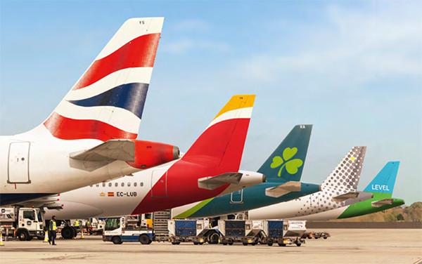 IAG внедрит спутниковый интернет Starlink на 500 самолётах Группа IAG включает British Airways Iberia Aer Lingus Vueling и LEVEL заключила партнёрство со Starlink для установки высокоскоростного спутникового Wi Fi более чем на 500 самолётах Запуск начнётся в 2026 году и охватит как коротко так и дальнемагистральные рейсы Скорость соединения будет сопоставима с домашним интернетом от 150 до 450 Мбит с на скачивание и до 70 Мбит с на отдачу с минимальной задержкой Это позволит пассажирам смотреть видео играть онлайн и работать в облачных сервисах без лагов По словам главы IAG Луиса Галлего интеграция Starlink кардинально изменит опыт пассажиров в полёте обеспечив стабильное и быстрое соединение на всех флотах группы Новая система появится на всех самолётах не планируемых к списанию в ближайшие годы Проект станет частью цифровой трансформации IAG группа уже применяет искусственный интеллект для прогнозирования технического состояния двигателей и инвестирует в авиационные стартапы через фонд IAGi Подробнее о том как ИИ меняет авиацию можно почитать в разборе SkyMoments После завершения внедрения IAG станет крупнейшей авиагруппой Европы по охвату скоростным интернетом в полёте FlightMode