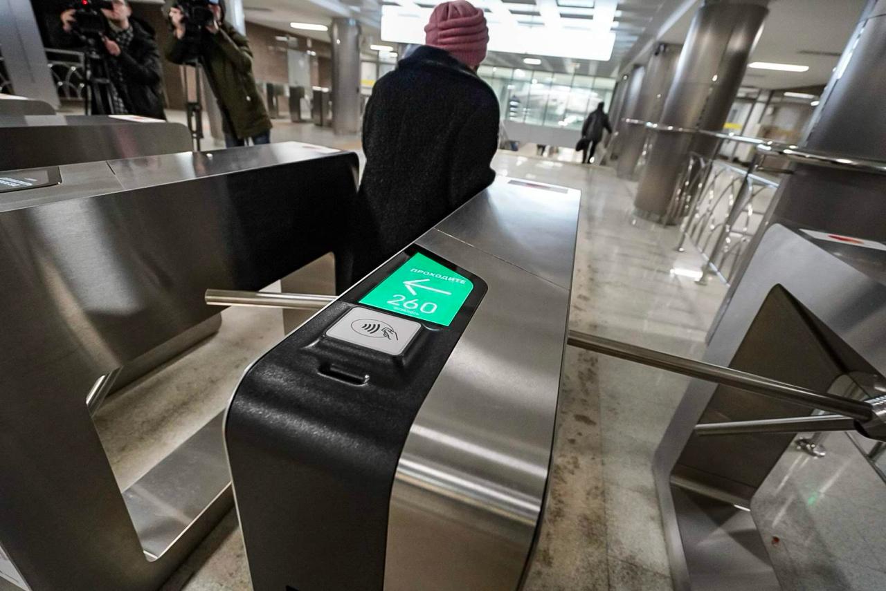 В метро Казани откажутся от жетонов и введут оплату по QR коду О грядущих изменениях рассказал глава казанского Метроэлектротранса Айдар Абдулхаков Причина туристы ежегодно увозят из города жетонов на 7 млн рублей заявил мэр Казани Ильсур Метшин Для внедрения технологии QR кодов турникеты на всех станциях метро будут модернизированы А чтобы не было сбоев при оплате вдоль линии метрополитена будет проложен излучающий кабель который обеспечит хороший интернет и стабильную мобильную связь даже в тоннелях KazanFirst   в бот