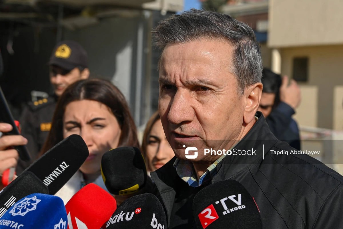 Предварительная причина взрыва утечка в магистральном газопроводе Как сообщает Oxu Az об этом журналистам заявил владелец AFEN plaza Абульфат Алиев Он отметил что несколько дней назад во время дорожно ремонтных работ был поврежден подземный магистральный трубопровод проходящий поблизости Хотя линию пытались восстановить очевидно это не увенчалось успехом Произошла утечка газа в подвальное помещение и когда утром сотрудники включили свет произошел взрыв Трубопровод был поврежден во время земляных работ Даже сейчас находиться здесь опасно При этом само здание не газифицировано Специалисты также предварительно склоняются к этой версии В настоящее время ведется расследование масштабов ущерба Виновниками являются государственные органы подчеркнул А Алиев ruoxuaz владелецAFENplaza утечкагаза   Новости Азербайджана Написать нам