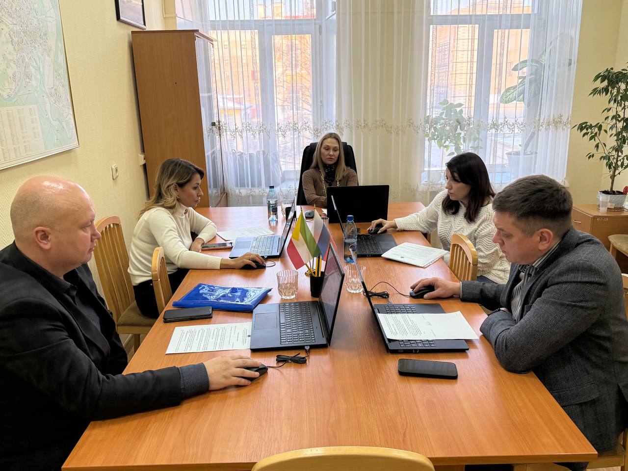 Еще одна семья в Чите сможет улучшить свои жилищные условия В Думе Читы продолжается работа в рамках реализации программы по расселению ветхого и аварийного жилья Сегодня на заседании комитета по экономическому развитию и предпринимательству депутаты приняли решение поддержать предложенный администрацией города проект о расселении граждан из жилья признанного аварийным В результате обмена квартир граждане получат благоустроенную квартиру соответствующей площади Мы рекомендовали к рассмотрению этот вопрос на ближайшем заседании Думы Читы рассказала председатель комитета Яна Конопасевич