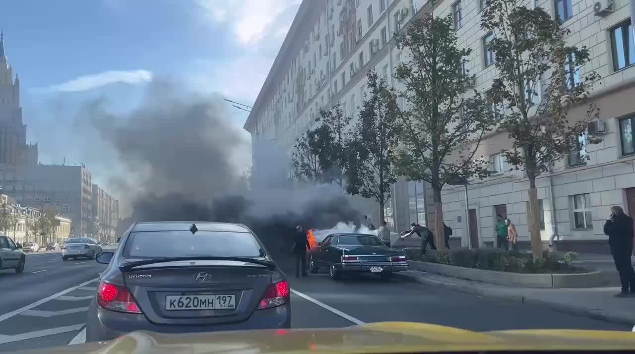 Пожары автомобилей в Москве и Орске: причины и последствия