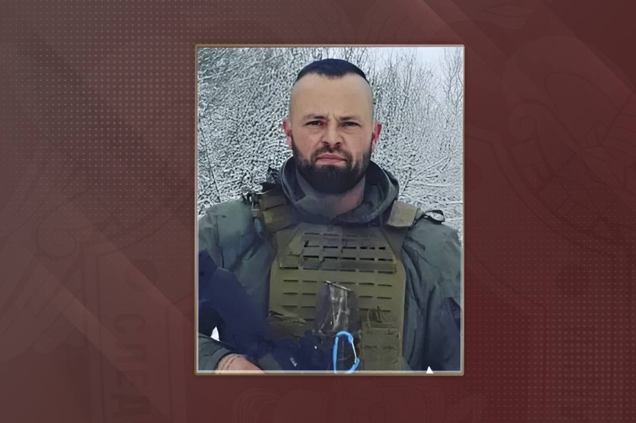 Вынесен приговор наемнику из Великобритании за участие в вооруженном конфликте на стороне Украины Доказательства, собранные Главным следственным управлением Следственного комитета России, признаны судом достаточными для вынесения приговора в отношении гражданина Соединенного Королевства Великобритании и Северной Ирландии. Эннис Адам Уильсон признан виновным в совершении преступления, предусмотренного ч. 3 ст. 359 УК РФ наемничество . Следствием и судом установлено, что с 2022 года Эннис Адам Уильсон в качестве наемника в составе вооруженный формирований Украины участвовал в боевых действиях против представителей силовых структур Донецкой Народной Республики и российских военнослужащих. Перед этим Эннис Адам Уильсон прошел обучение и получил знания, практические умения и навыки по физической и психологической подготовке, изучил правила обращения с оружием, взрывными устройствами. Его обеспечили личным огнестрельным оружием, боеприпасами, обмундированием и специальным снаряжением военного назначения. Приговором суда Эннис Адам Уильсон заочно назначено наказание в виде лишения свободы на срок 14 лет с отбыванием в исправительной колонии строгого режима. Он объявлен в международный розыск.