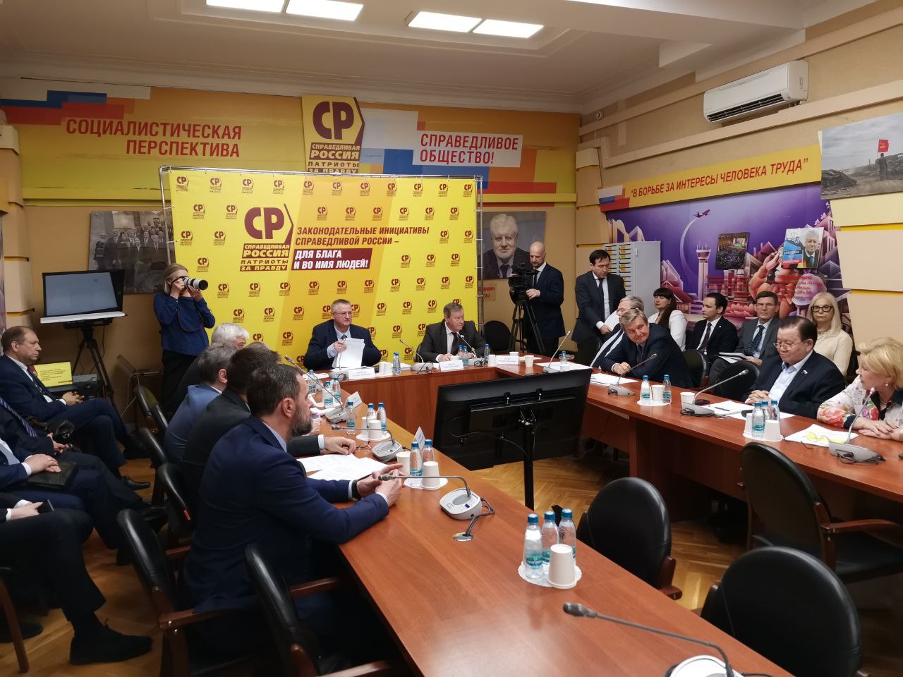 На встрече думской фракции "Справедливая Россия - За правду" с вице-премьером Алексеем Оверчуком обсудили сотрудничество со странами СНГ в гуманитарной сфере. Продвижение русской культуры на постсоветском пространстве отвечает целям укрепления суверенитета нашей страны. Россия является центром экономического притяжения для всего ближнего зарубежья. Развивать международное сотрудничество необходимо, прежде всего, через расширение экономической связанности стран с Россией. Экономический рост стран СНГ благодаря связям с Россией превышает общемировые темпы. Для формирования общего экономического пространства важно, чтобы прибывающие в Россию иностранные работники обладали необходимыми знаниями и навыками и были интегрированы в российскую среду. ‼ Справороссы обратили особое внимание вице-премьера на проблемы в сфере регулирования трудовой миграции. Необходимо наладить сотрудничество между российскими и иностранными органами власти, парламентами и правоохранительными структурами и усилить надзор для обеспечения правопорядка в среде мигрантов.