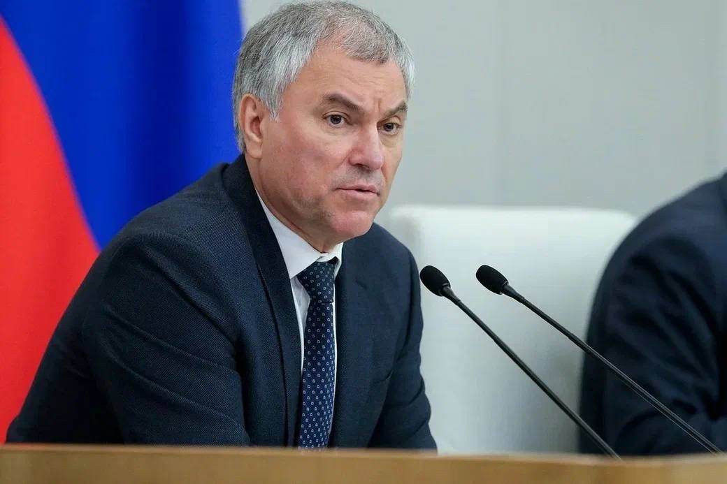 Председатель Госдумы Володин выразил мнение что действующим политикам Европейского Союза стоит подумать об отставке Он отметил что экономика Европы находится на стадии стагнации и не показывает знаков роста Руководителям следует осмыслить последствия своих решений Кроме того он указал что из за санкционной политики Европа понесла убытки приблизительно в 48 миллиардов