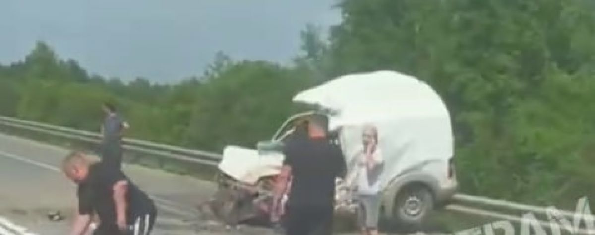 В Тульской области на трассе М-2 произошло страшное ДТП На трассе М-2 в Тульской области произошло страшное ДТП. По сообщениям очевидцев в результате аварии есть погибшие. ↗ Прислать новость Подписаться