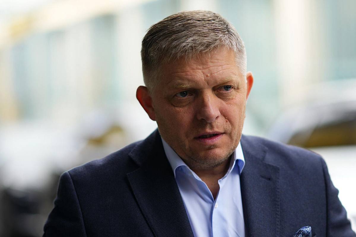 Вице-премьер Словакии сообщил о третьей, ранее неизвестной операции Фицо после покушения Заместитель премьер-министра и министр обороны Словацкой Республики Роберт Калиняк сообщил о том, что премьер-министр страны Роберт Фицо после покушения, совершенного на него в мае 2024 года, перенес в общей сложности три хирургических вмешательства. По словам Калиняка, информация о третьей операции не была предана огласке ранее с целью предотвращения излишней тревоги среди населения. Напомним, что покушение на Роберта Фицо, неоднократно критиковавшего поставки вооружений Украине и ее возможное вступление в НАТО, произошло 15 мая 2024 года после выездного заседания правительства. В результате нападения премьер-министр получил несколько огнестрельных ранений. Нападавший был задержан на месте преступления. Роберт Фицо был выписан из медицинского учреждения в конце мая 2024 года и вернулся к исполнению своих должностных обязанностей в июле 2024 года.