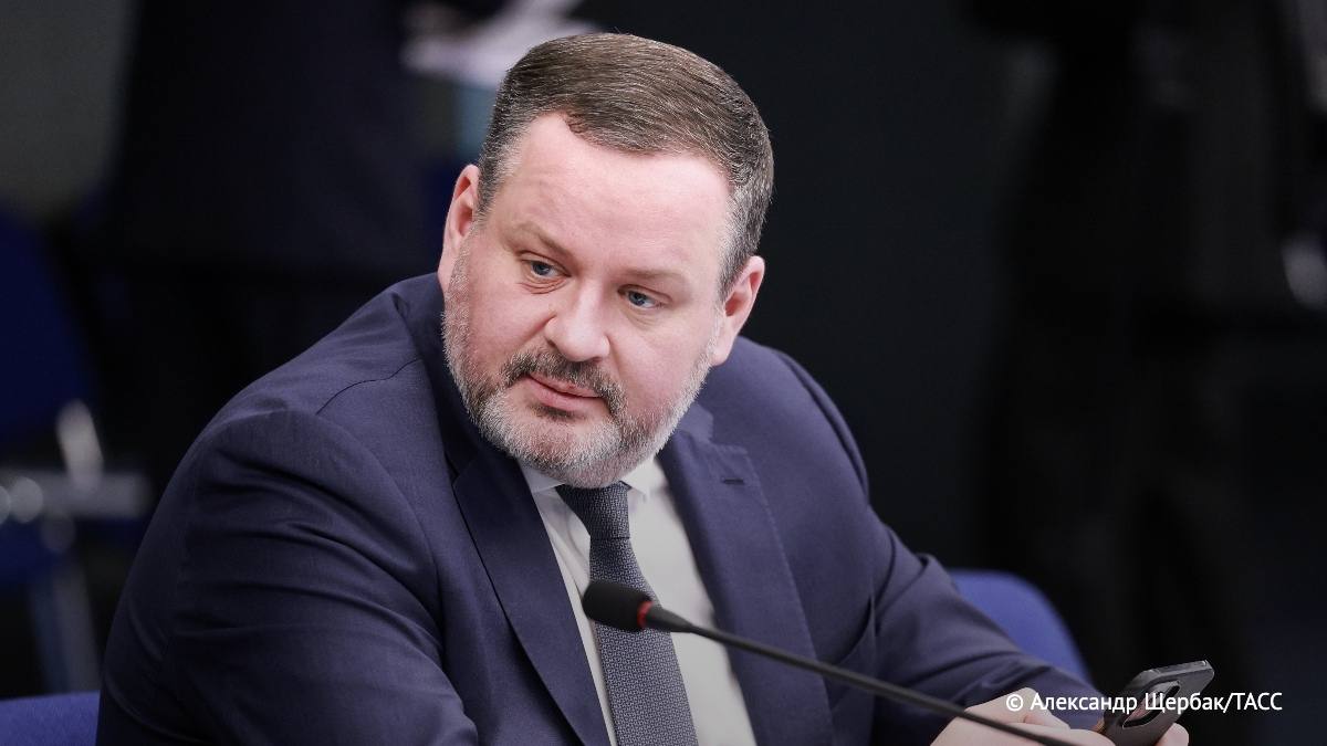 Котяков призвал дать беременным возможность перейти на удаленку на работе По словам главы Минтруда инициатива направлена на изменение отношения работодателей к сотрудникам с семейными обязанностями Если речь идет о периоде беременности то будущей маме нужно предоставить возможность работать в дистанционном или в гибком формате Если это уже мама у нее должна быть возможность допустим оставить ребенка в специальной детской комнате на территории вуза завода на час сократить рабочий день и так далее заявил Котяков в интервью изданию Эксперт Министр также отметил что в обществе и трудовом коллективе должно быть четкое понимание если сотрудник создал семью родил детей он может рассчитывать на понимание своих обстоятельств и поддержку Патриаршая комиссия по вопросам семьи