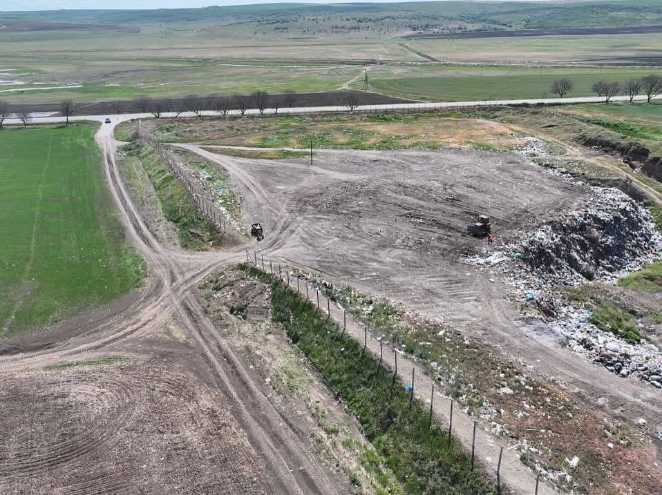 На южном въезде в село Кирсово ведутся работы по ограждению мусорной свалки, расположенной вдоль трассы М-3 Кишинёв — Джурджулешты. Раньше сильный ветер разносил мусор и пакеты по обочинам и трассе, создавая неприятную картину для всех, кто въезжал в село.