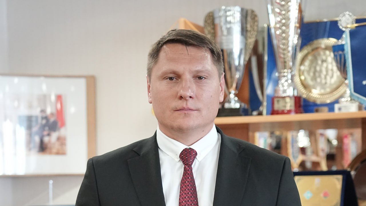 Первый зампред АБФФ Василевич не будет бороться за пост главы федерации "Я понимаю, что с учетом всех факторов и обстоятельств, сложившихся в белорусском футболе, на посту руководителя АБФФ должен быть человек с серьезным административным ресурсом. Ведь для развития футбола в нашей стране необходимо принятие ряда глобальных решений, которые нужно донести и отстоять на самом высоком уровне", - заявил Василевич. Он добавил, что готов и дальше работать на благо белорусского футбола. Теперь на пост главы АБФФ претендуют только двое - гендиректор ФК "Динамо-Минск" Андрей Толмач и начальник главного управления спорта и туризма Миноблисполкома Евгений Булойчик. Выборы пройдут 17 июля.