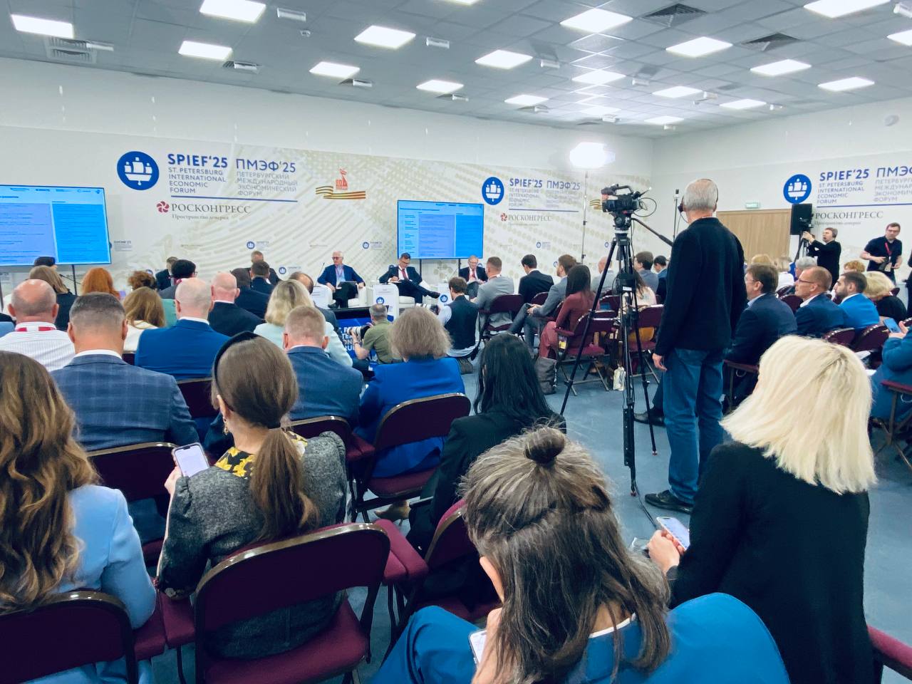 г. Санкт-Петербург, ПМЭФ-2025, секция: «Будущее миропорядка: между столкновением и сотрудничеством» Буквально через несколько дней в Севилье откроется «Международная конференция по финансированию развития» ООН, и уже ясно, что в итоговый документ войдет наше предложение помочь развивающимся странам в мобилизации внутренних ресурсов. ЦУР недофинансируются, это всем ясно. По последним подсчетам, не хватает примерно 4 триллионов долларов в год, чтобы добиться всех тех высоких и благих задач, которые были поставлены в 2015 году. И на доноров рассчитывать не приходится: США просто оптимизируют бюджет, а страны Евросоюза планируют в ближайшее время перенаправить свои деньги на военные расходы. Развивающийся мир начинает осознавать, что не стоит ждать «подачек» от богатых стран. И как раз даем средство, как найти деньги у себя. У нас отлично отработано цифровое налоговое администрирование. Мы уже передаём другим государствам - особенно в Центральной Азии - налоговые и банковские технологии. Регистрация МСП в 3 клика, автоматизированный сбор налогов, онлайн-кассы – все это реальный ускоритель для налогового потенциала для тех стран, с которыми мы сотрудничаем. И Россия готова делиться опытом со всеми, кто готов его воспринимать. В резолюции конференции в Севилье это будет закреплено официально.
