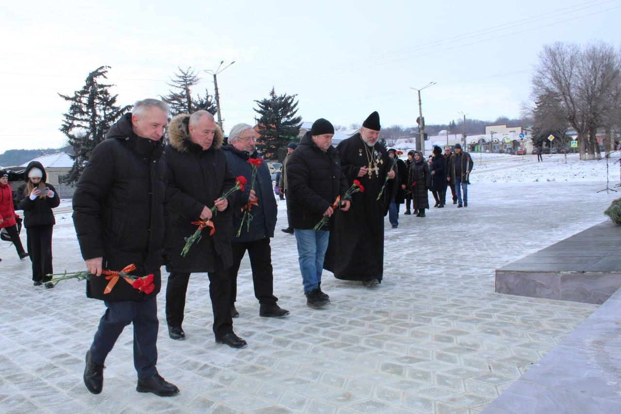 Прошёл митинг ко дню освобождения Беловодского района от немецко фашистских захватчиков Сегодня у Братской могилы советских воинов погибших в годы Великой Отечественной войны состоялся митинг посвященный 83 й годовщине освобождения Беловодского района от немецко фашистских захватчиков Слова благодарности и уважения тем кто ценой своей жизни и здоровья боролся за освобождение родной земли от немецко фашистских захватчиков высказали первый заместитель Главы Администрации Николай Вербицкий председатель Совета Сергей Скляр представитель делегации от шефской Новосибирской области Сергей Донодаев настоятель Свято Троицкого храма протоиерей Георгий депутат Народного Совета ЛНР участник СВО Юрий Юров Участники мероприятия почтили память павших защитников минутой молчания и возложили цветы к мемориалу символизирующему героизм и самоотверженность наших предков Особое внимание хочу обратить на важность сохранения исторической памяти Мы не должны забывать уроки прошлого Освобождение нашего района это вечный пример мужества и стойкости отметил Виталий Коваленко