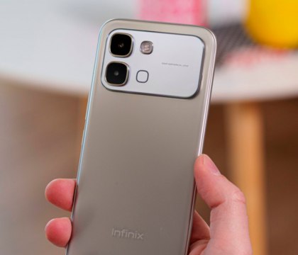 Представлен смартфон Infinix Note Edge 7 2 мм Dimensity 7100 богатый комплект поставки В ассортименте бренда Infinix появился новый смартфон среднего класса под названием Note Edge Аппарат оснащается прямоугольным блоком камер с основным сенсором на 50 Мп вспышкой и светодиодным индикатором Толщина корпуса составляет 7 2 мм а весит устройство 185 г