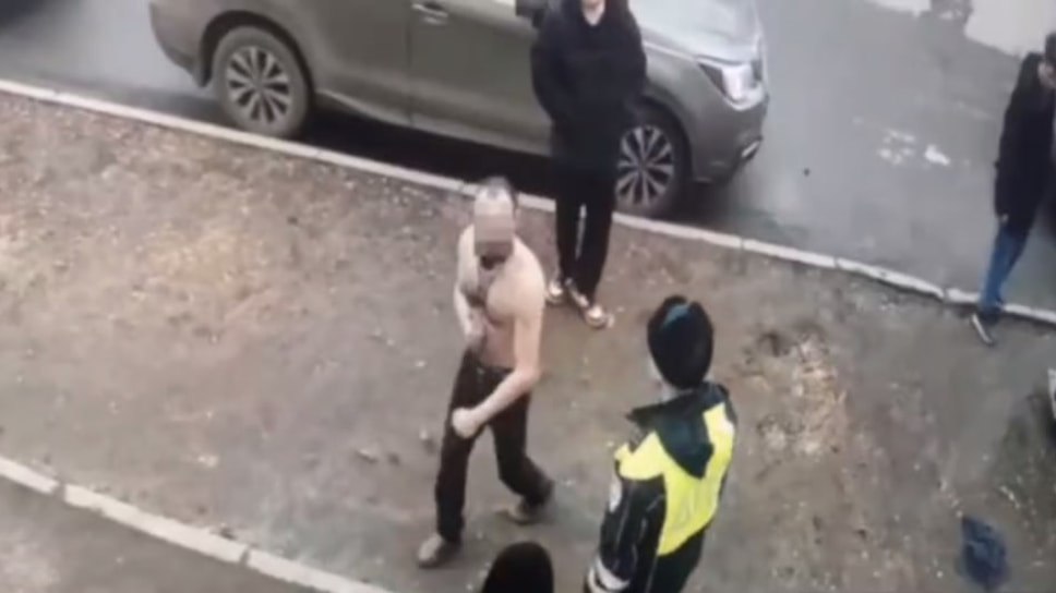 В Рыбинский городской суд передано дело 43 летнего жителя Рыбинска обвиняемого в применении насилия к полицейскому ч 1 ст 318 УК РФ По версии следствия в марте 2025 года мужчина нарушал порядок на улице Герцена и оказал сопротивление при задержании Во избежание привлечения к административной ответственности мужчина оказал сопротивление сотруднику полиции нанес удар кулаком в грудь пытался нанести удар головой в лицо удерживал руками за форменное обмундирование рассказали в прокуратуре Фото Прокуратура Ярославской области Еще больше новостей в Telegram канале Ъ Ярославль