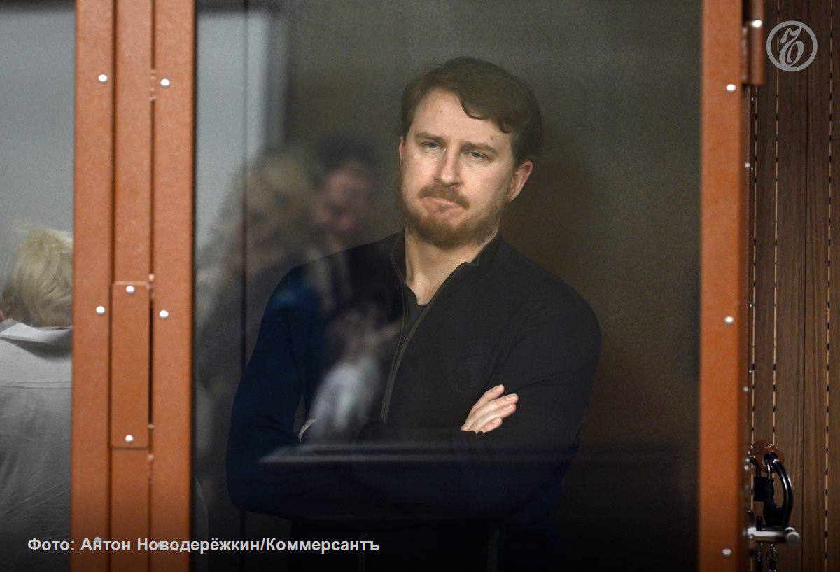 Верховный суд РФ изменил территориальную подсудность уголовного дела экс мэра Сочи Алексея Копайгородского и его супруги Янины Дело которое изначально должно было рассматриваться в Хостинском районном суде Сочи будет передано в Мещанский районный суд Москвы стало известно Ъ Генпрокуратура сослалась на то что Алексей Копайгородский длительное время занимавший высокопоставленные должности в Краснодарском крае сохранил связи в региональных органах власти правоохранительных и судебных структурах Это по мнению надзора могло повлиять на беспристрастность суда в Сочи По данным следствия с 2022 по 2024 годы Алексей Копайгородский при пособничестве супруги присвоил два земельных участка в Сочи на сумму не менее 26 млн руб Также чиновник при ее посредничестве получил 248 млн руб от представителей коммерческих организаций за общее покровительство Ъузнал