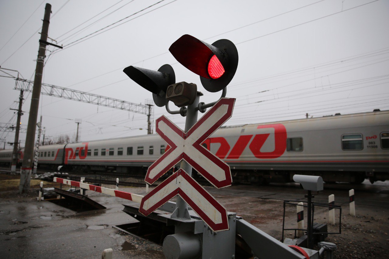 Железнодорожный переезд в Гагаринском районе Саратова будет временно закрыт в ночь с 4 на 5 декабря   В связи с ремонтными работами с 22 00 4 декабря до 6 30 5 декабря будет временно закрыт железнодорожный переезд на 259 км перегона Тарханы Липовский пересечение с автодорогой на посёлок Расловка в Гагаринском районе Саратова Объезд возможен по автодорожному путепроводу в районе села Сабуровка в Гагаринском районе Приволжская железная дорога просит автомобилистов с пониманием отнестись к проводимым ремонтным работам и учитывать данные обстоятельства при планировании поездки