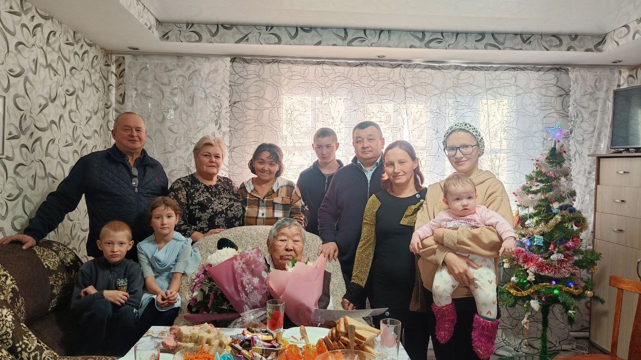 Наши долгожители 97 й день рождения отметила жительница села Горбуново Усть Коксинского района Аксинья Князьевна Шатаева Родилась она в селе Тихонькая трудовую деятельность начала еще ребенком в колхозе имени Сталина Будучи юной девушкой села за руль трактора чтобы пахать землю и участвовать в посевных Судьба привела ее в село Горбуново где она создала крепкую семью вырастила шестерых детей Здесь трудилась дояркой разнорабочей Сейчас Аксинья Князьевна живет в семье внука Она остается активной гостеприимной и радушной хозяйкой настоящим примером стойкости трудолюбия и мудрости Поздравляем с днём рождения Многие лета