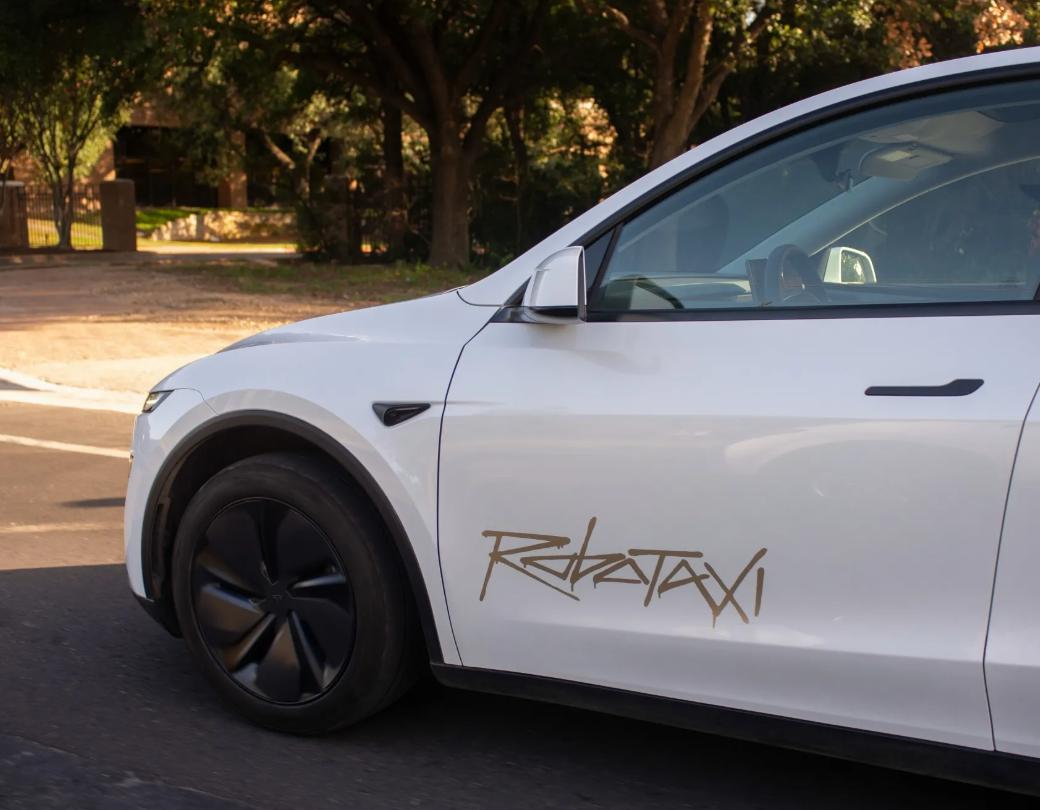 Tesla открыла свое приложение robotaxi для широкой публики что позволяет предположить что вскоре компания выпустит услугу за пределы избранной группы пользователей с ранним доступом в Остине штат Техас Tesla запустила robotaxi в июне в Остине для небольшой группы водителей используя от 10 до 20 кроссоверов Model Y а затем расширила её предложив неавтономный сервис совместных поездок в районе залива Сан Франциско