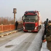 Анкара готова открыть границу с Арменией Турция завершает подготовку к открытию границы с Арменией закрытой с 1993 года Спецпредставитель по нормализации отношений посол Сердар Кылыч заявил об этом на форуме в Ереване Процесс перешёл из политической стадии в техническую идёт оснащение пунктов пропуска оптоволокном таможенной и охранной инфраструктурой Одновременно стороны договорились о восстановлении средневекового моста на Шёлковом пути символического проекта сближения С 15 мая Turkish Airlines увеличивает частоту рейсов до двух в день вводятся визовые льготы для служебных паспортов и программа студенческого обмена Процесс нормализации идёт с 2021 года и постепенно наращивает темп Стамбульский волк Про Турцию простыми словами istanbul wolf