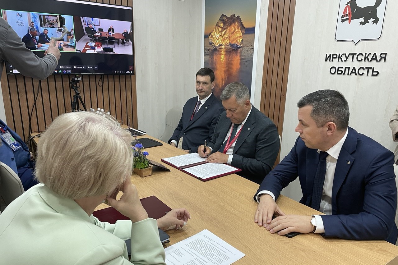 Иркутская область заключила соглашения с компаниями глубокой лесопереработки на общую сумму 3,5 млрд рублей Правительство Иркутской области намерено сотрудничать с компаниями, занятыми глубокой переработкой леса, при реализации ими инвестиционных проектов. Соглашения о сотрудничестве с компаниями «Атлант» и «Элит» на Петербургском международном экономическом форуме подписал Губернатор Приангарья Игорь Кобзев. Компания «Элит» планирует реализовать инвестпроект по строительству малотоннажного завода по производству древесной химико-термомеханической массы технической целлюлозы . Будут созданы 250 рабочих мест, а сумма инвестиций – порядка 3 мдрд рублей. Компания «Атлант» реализует инвестпроект по модернизации лесоперерабатывающего производства. Намерена построить цех сухой сортировки пиломатериалов и создать 40 новых рабочих мест. Планируемый объем инвестиций – 550 млн рублей. «Приангарье является регионом, обладающий крупнейшими запасами лесных ресурсов в стране. Поэтому вопросы реализации приоритетных инвестиционных проектов в целях развития лесного комплекса ставим во главу угла экономического развития. Своевременная реализация новых проектов, направленных на выпуск продукции с высокой добавленной стоимостью, является одной из главных наших задач», – подчеркнул глава региона.