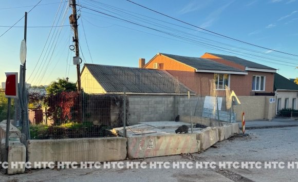 Реконструкцию водовода в центре Севастополя планируют завершить до конца года Реконструкцию многострадального объекта водовод от улицы Лазаревской 9 до площади Ушакова планируют завершить до конца 2026 года передаёт ForPost ссылаясь на приказ Департамента капитального строительства Правительства города о распределении межбюджетного трансферта от Москвы Известно что на ремонт водовода выделят ещё 26 8 млн рублей Заказчиком работ выступает Единая дирекция капитального строительства Напомним работы на этом объекте начались ещё несколько лет назад Тогда подрядчик симферопольская компания Аквапрув не уложился в сроки В итоге контракт расторгли в одностороннем порядке После этого последовали судебные разбирательства и смена исполнителей В октябре прошлого года у объекта появился новый подрядчик севастопольская компания Деметра стоимость работ 22 3 млн рублей аванс 70 от цены контракта окончание реконструкции назначили до 24 декабря 2026 года Таким образом дополнительное финансирование предусмотренное новым приказом предполагает что объект намерены сдать в эксплуатацию до конца текущего года НТС в МАХ