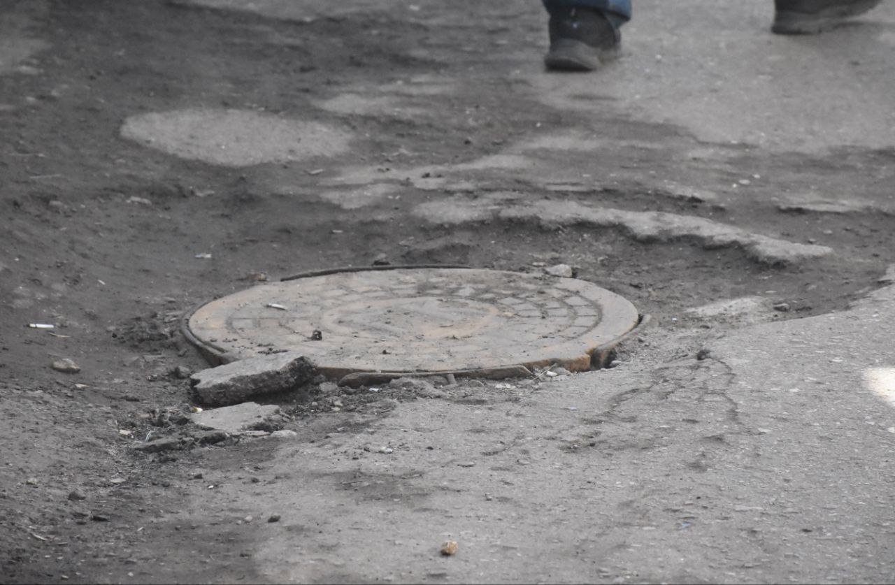 В Саратове пострадали отец с маленьким ребенком на руках Мужчина наступил на неплотно запертую крышку люка она сдвинулась и они упали Папу и ребенка доставили в больницу Прокуратура ищет ответственных за содержание люка Читать на сайте саратов саратовскаяобласть