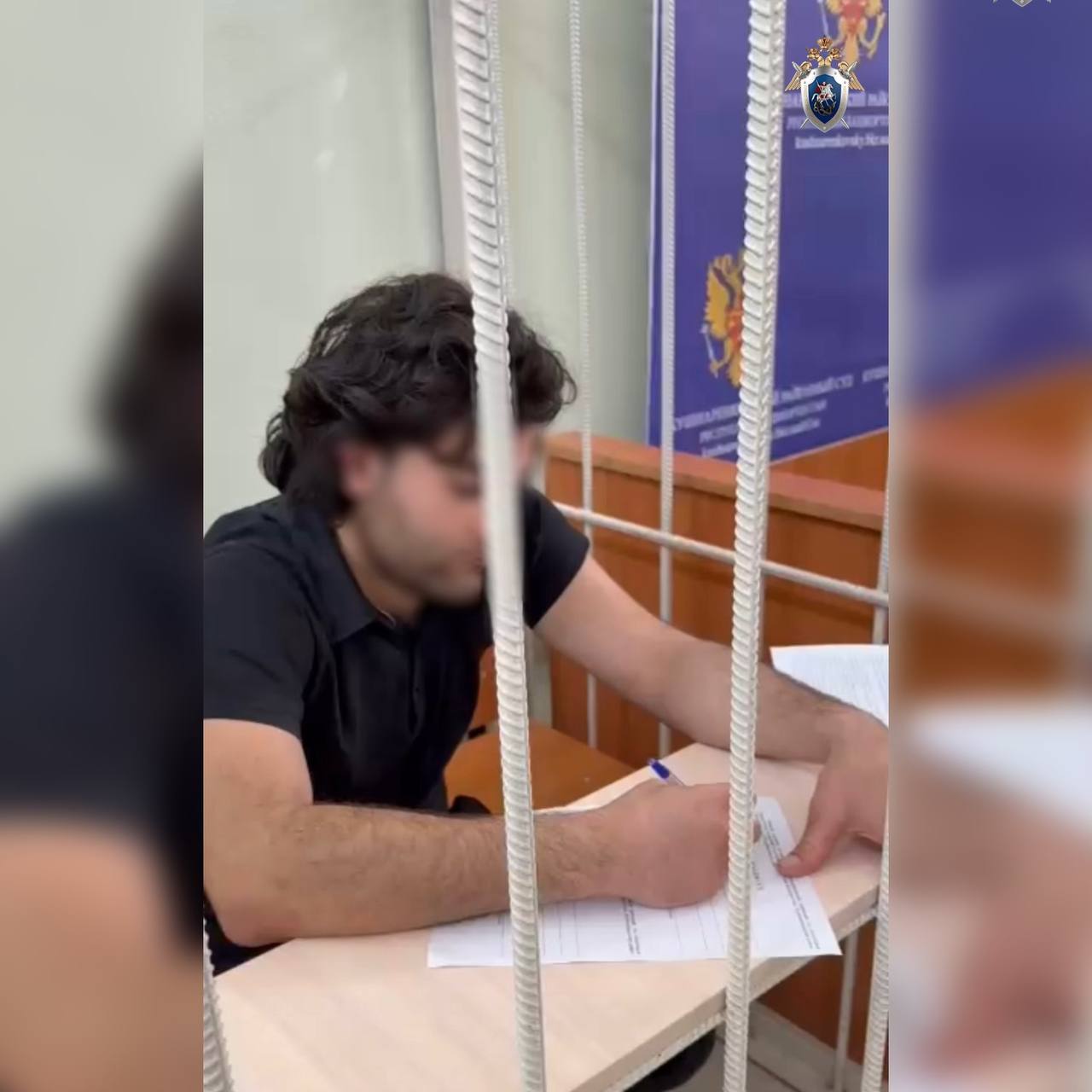 В Кушнаренковском районе двое местных жителей обвиняются в похищении девушки   ‍ Дюртюлинским межрайонным следственным отделом по Кушнаренковскому району СУ СК России по Республике Башкортостан двум жителям Кушнаренковского района 22 и 27 лет предъявлено обвинение в похищении человека  п. «а» ч. 2 ст. 126 УК РФ .  По версии следствия, в мае текущего года 27-летний обвиняемый, намереваясь жениться на 19-летней девушке, решил ее похитить. 26 мая в селе Кушнаренково он вместе с 22-летним знакомым, который был за рулем автомобиля, подкараулил девушку, когда она возвращалась домой с учебы. Применив насилие, против воли они посадили потерпевшую в машину и увезли сначала в Уфу, а затем направились в Туймазинский район. По дороге в Благоварском районе автомобиль остановился из-за технической неисправности. В этот момент к месту прибыл патруль ГИБДД. Девушка воспользовалась ситуацией и позвала на помощь, сообщив о похищении. Полицейские освободили потерпевшую и задержали мужчин.   Кроме того, 27-летний фигурант оказался в розыске за уклонение от отбытия наказания в виде 1 года лишения свободы за повторное управление транспортным средством в состоянии опьянения.   В настоящее время с обвиняемыми проведены первоначальные следственные действия, судом по ходатайству следователя 27-летнему фигуранту избрана мера пресечения в виде заключения под стражу, а его сообщнику – в виде подписки о невыезде и надлежащем поведении, проводятся дальнейшие следственные действия, направленные на установление всех обстоятельств совершенного преступления.