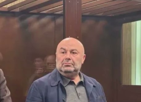 Экс министра торговли Подмосковья приговорили к условке за нападение на бывшую с топором Такой приговор вынесли Михаилу Хубутии В апреле он пришел поздно вечером в дом к Юлии Ван и несколько раз ударил ее обухом топора У пострадавшей был перелом кисти а также раны и ушибы Против экс чиновника возбудили уголовные дела о покушении на убийство угрозе убийством и умышленном причинении среднего вреда здоровью Сегодня его осудили на год условно   Подпишитесь на Абзац TG VK Дзен MAX Rutube