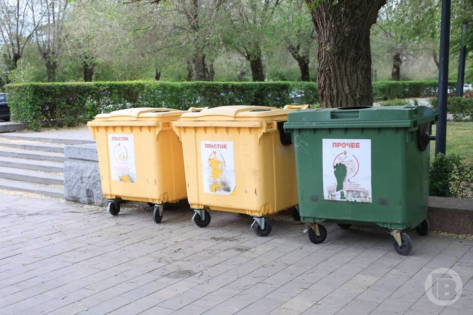 В Волгоград поступила первая партия новых мусорных контейнеров Тару уже устанавливают специалисты на контейнерных площадках В Волгоград поступила первая партия новых контейнеров 200 штук со ссылкой на регоператора сообщают Городские вести В ООО ЭкоЦентр сообщили Городским вестям что новая тара заменит устаревшие сгоревшие испорченные контейнеры Так во дворе многоквартирного дома на ул Циолковского 5 уже появились новички По нормативу должны быть четыре бака но на днях на контейнерной площадке случился пожар Огнем были уничтожены три емкости и временно пришлось использовать одну Регоператор с получением партии новых контейнеров закрыл потребность близлежащих домов полностью установив 4 емкости Всего до конца года регоператор намерен обновить 2500 контейнеров в Волгоградской области