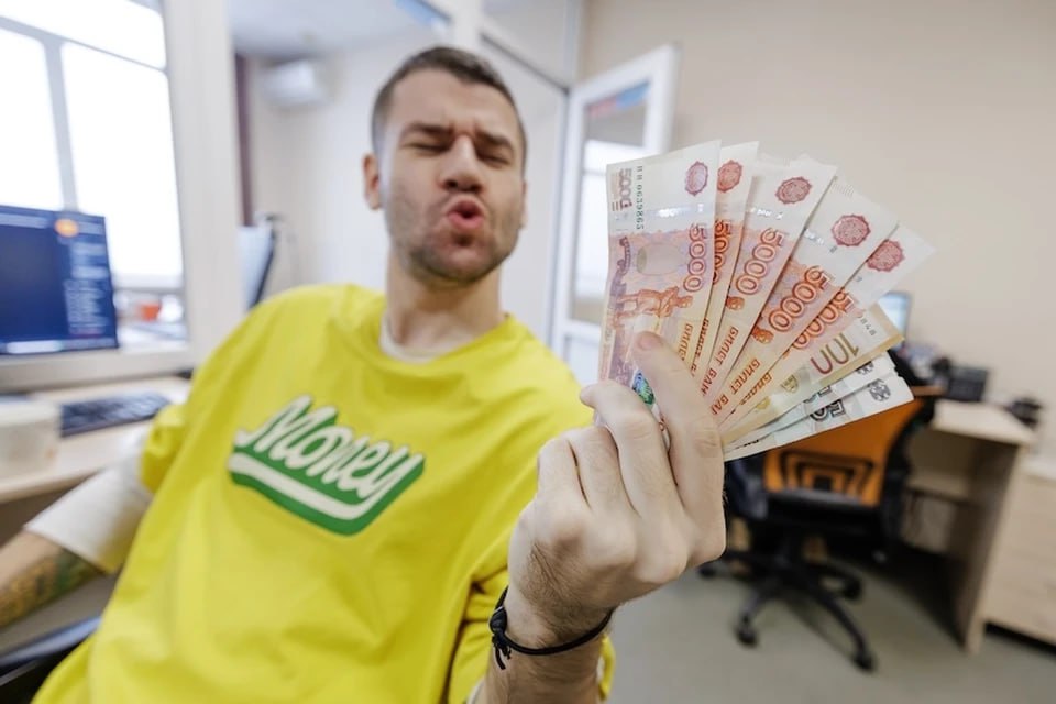 В России могут ввести ежегодную индексацию зарплаты В Госдуму внесут проект об обязательной ежегодной индексации зарплаты не ниже уровня инфляции за предыдущий год Инициатива касается работодателей в коммерческой сфере Законопроект вносится на рассмотрение в ГД в понедельник Авторы идеи считают что поправки создадут предсказуемый механизм роста заработной платы сократят число трудовых конфликтов и обеспечат единообразное применение закона на практике Как вам инициатива Подписаться на truekpru Читать нас в MAX