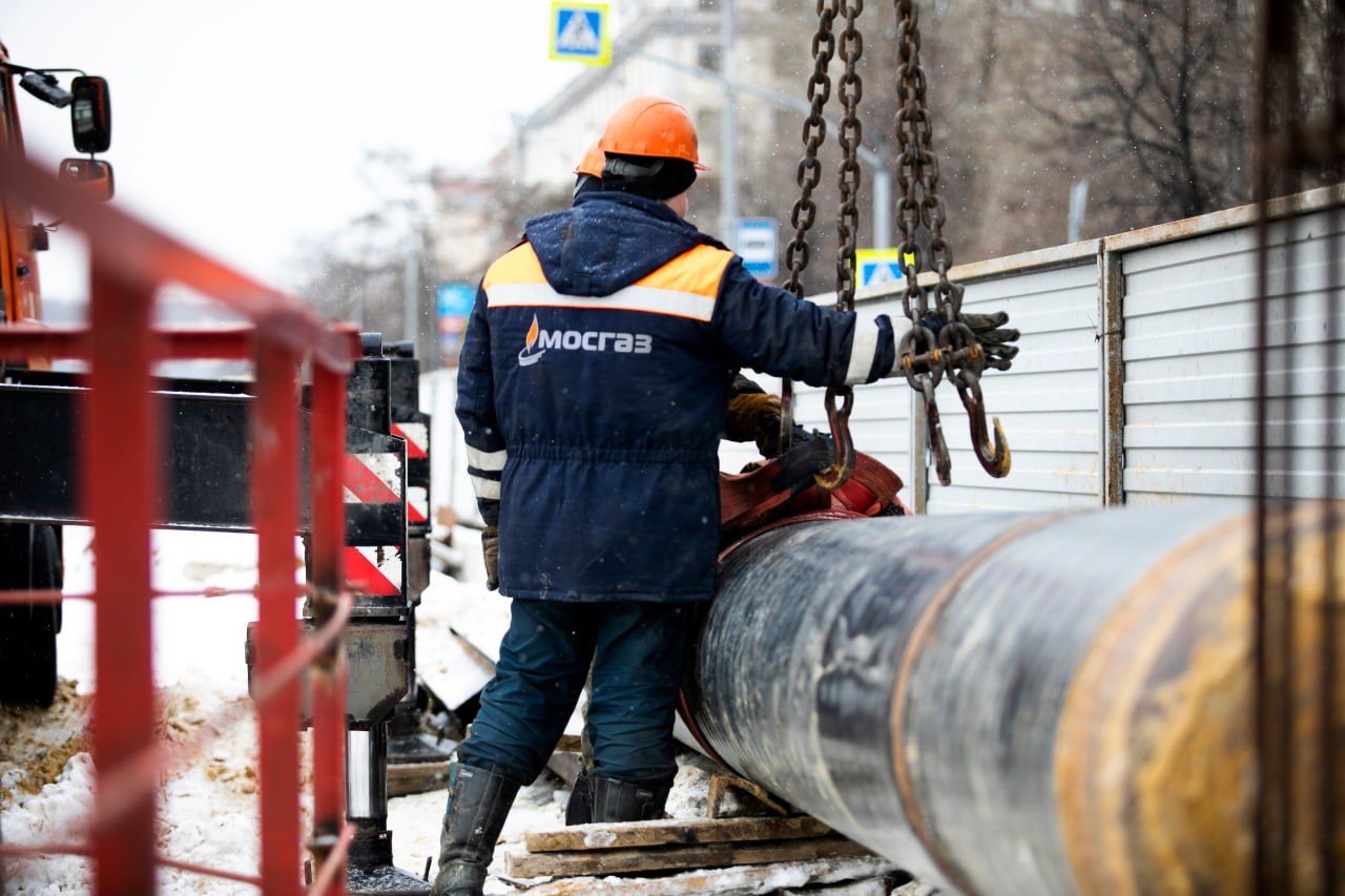 Новый газопровод протяженностью более 1 6 км прокладываем в Вешняках ВАО Работы начались в ноябре 2025 года завершить их планируется в конце 2026 года Строительство газопровода ведём с использованием как традиционных так и современных бестраншейных технологий На части трассы применяется метод открытой прокладки с разработкой траншеи последующей укладкой трубопровода и восстановлением территории На участках пересечения с дорогами инженерными коммуникациями и другими препятствиями используются закрытые переходы В рамках проекта применяется бурошнековое и горизонтальное направленное бурение  первое предполагает формирование скважины с помощью вращающегося шнека без вскрытия поверхности что особенно важно в условиях плотной городской застройки  горизонтальное направленное бурение позволяет прокладывать трубопровод на заданной глубине и по необходимой траектории минимизируя воздействие на окружающую инфраструктуру и движение транспорта В качестве основного материала применяются современные полиэтиленовые трубы отличающиеся высокой прочностью устойчивостью к коррозии и длительным сроком службы Всего запланировано строительство шести закрытых переходов выполненных бестраншейными методами Установим четыре запорных устройства на трассе газопровода которые будут оснащены системой дистанционного управления и интегрированы в центральную диспетчерскую АО Мосгаз Это позволит в режиме реального времени контролировать состояние газопровода и при необходимости оперативно выполнять переключения или локализацию участков сети без выезда специалистов на место Ранее Мэр Москвы Сергей Собянин рассказал что в столице идет комплексная работа по обновлению инженерных коммуникаций Только за 2025 год построили более 144 км и реконструировали 37 км газовых сетей В 2026 году планируется построить свыше 145 км и реконструировать 19 2 км газовых сетей Больше о событиях Москвы в каналах Мэра Москвы Сергея Собянина и Городское хозяйство Москвы в MAX