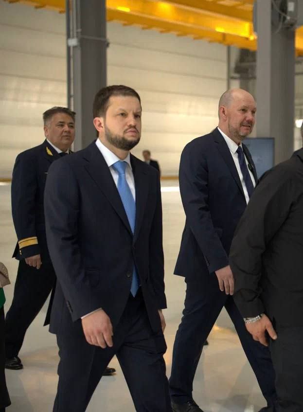 Самолет «Байкал» подняли в небо во время приезда на Уральский завод гражданской авиации главы Росавиции Дмитрия Ядрова. Сам Ядров наблюдал за этим с борта другого воздушного судна. Фото: пресс-служба УЗГА