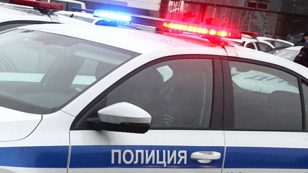 Как сообщили в пресс-службе отдела МВД России по городу Уссурийску, в дежурную часть полиции поступило сообщение 42-летней местной жительницы о хулиганский действиях бывшего сожителя во дворе дома на улице Куйбышева. На место происшествия незамедлительно прибыл наряд патрульно-постовой службы. Полицейские задержали правонарушителя и доставили в отдел внутренних дел. В отношении 32-летнего мужчины составлен протокол об административном правонарушении, предусмотренном статьей 20.1 КоАП РФ. Утром женщина обратилась в полицию, обнаружив повреждения принадлежащего ей автомобиля марки Тойота Приус, который был припаркован во дворе дома. По данному факту участковые уполномоченные полиции проводят проверку. Устанавливается сумма причиненного заявительнице ущерба. По результатам проверки будет принято законное и обоснованное решение в соответствии с законодательством Российской Федерации Полиция Приморья