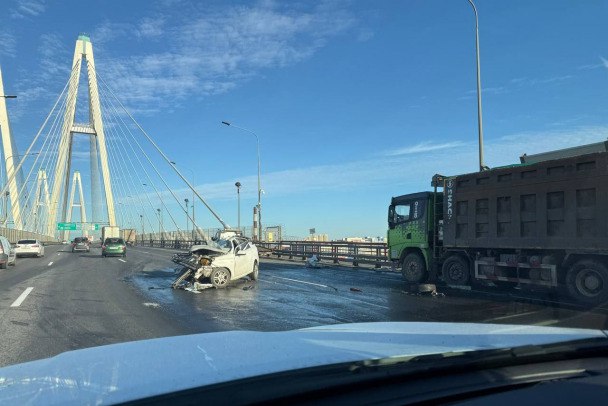 Пассажир легковушки умер в больнице после аварии с самосвалом на КАД у Новосаратовки Как сообщает полицейский главк, ночью на 57-м км КАД 30-летний гражданин одной из стран Средней Азии на Chevrolet Aveo не справился с управлением и въехал в стоящий самосвал Shacman. Пассажир легковушки получил тяжелые травмы и скончался в больнице, его личность устанавливается. Водитель и еще один 18-летний пассажир госпитализированы. Telegram-канал "Мегаполис ДТП и ЧП Санкт-Петербург"