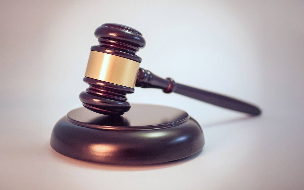 Откусила палец Хабаровчанка предстанет перед судом за причинение телесных повреждений В отдел полиции обратилась 34 летняя жительница Хабаровска которая сообщила о причинении ей телесных повреждений в одном из городских кафе Пострадавшая рассказала что весной 2025 года отдыхала в кафе где у нее случился конфликт с ранее незнакомой девушкой который перерос в драку В ходе ссоры незнакомка откусила фалангу ее среднего пальца Откушенную часть пальца нашли очевидцы происшествия и передали врачам скорой помощи Реплантации она не подлежала поэтому врачи установили потерпевшей специальную пластину Нападавшей предъявлено обвинение по ч 1 ст 115 УК РФ умышленное причинение легкого вреда здоровью Уголовное дело с утвержденным прокурором Индустриального района г Хабаровска обвинительным заключением направлено в суд для рассмотрения по существу Прокуратура Хабаровского края